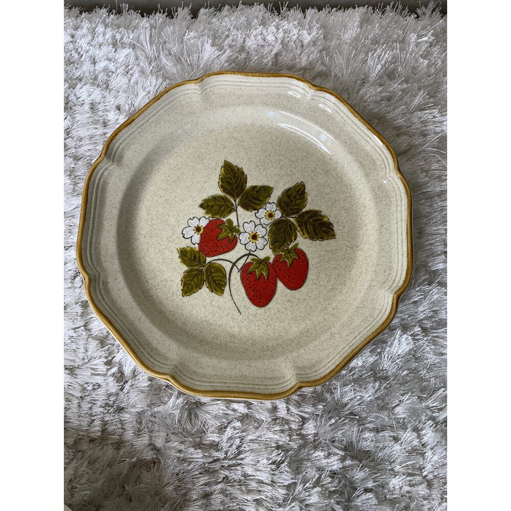 Mikasa Strawberry Festival Design EB 801 Dinner Plate 1980s